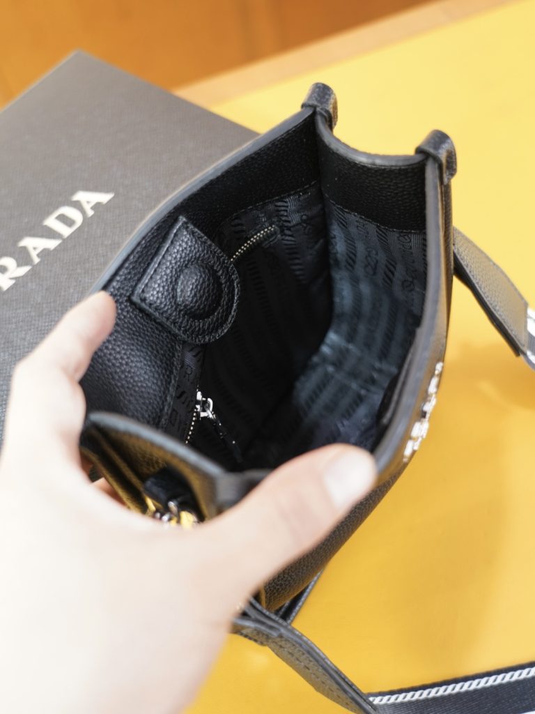 图片[2]-P245 🇮🇹 PRADA 普拉达 官网同步 高版本 斜挎单肩背包 永恒不过时的标志性产品 纯原单牛皮 顶级五金制作 非市面普通版本 贸易公司订单货 全部实拍 实用性非常高 完全不用担心穿搭 配全套包装礼品盒【规格：18x19x8】-newbee
