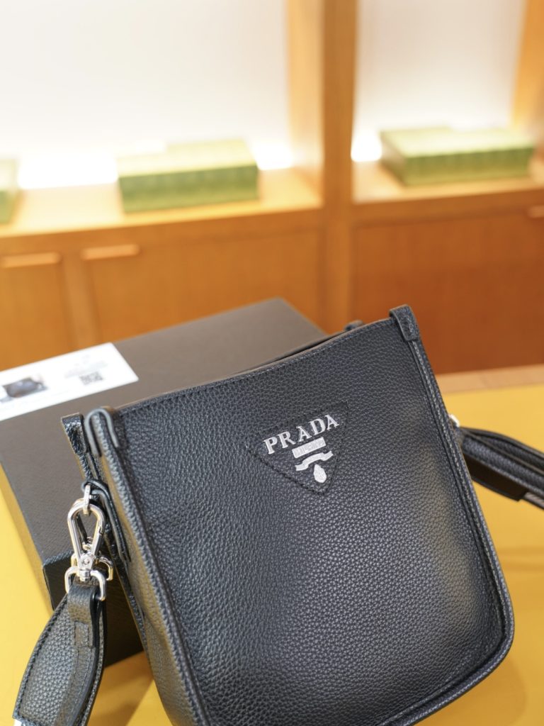 图片[4]-P245 🇮🇹 PRADA 普拉达 官网同步 高版本 斜挎单肩背包 永恒不过时的标志性产品 纯原单牛皮 顶级五金制作 非市面普通版本 贸易公司订单货 全部实拍 实用性非常高 完全不用担心穿搭 配全套包装礼品盒【规格：18x19x8】-newbee