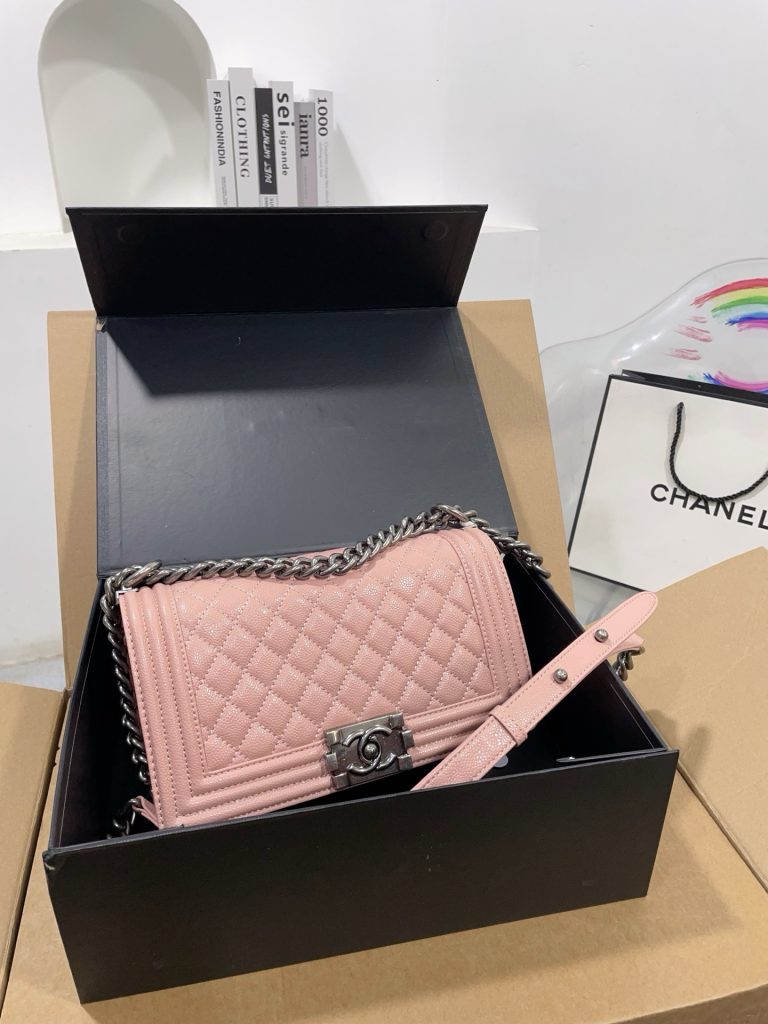 图片[6]-全套飞机折叠礼盒🎁家 leboy鱼子酱辣妈包上新 这个太美啦简直‼亚克力五金，真是美呆啦‼独家首发.肩背斜挎款.原版品质.整体效果超级赞.明星同款独特又新颖.原版五金logo.高品质.尺寸大号25cm-newbee