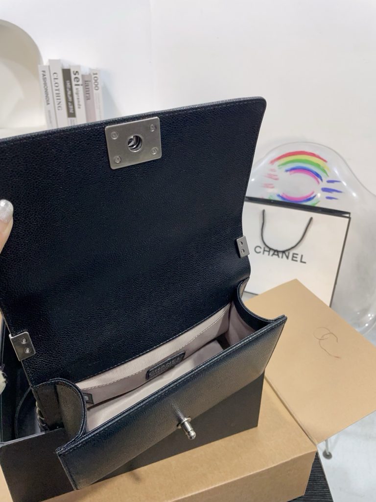 图片[2]-全套飞机折叠礼盒🎁家 leboy鱼子酱辣妈包上新 这个太美啦简直‼亚克力五金，真是美呆啦‼独家首发.肩背斜挎款.原版品质.整体效果超级赞.明星同款独特又新颖.原版五金logo.高品质.尺寸大号25cm-newbee