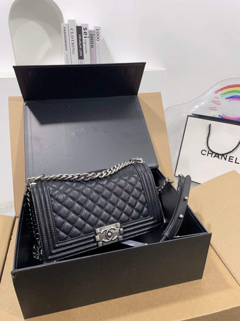 全套飞机折叠礼盒🎁家 leboy鱼子酱辣妈包上新 这个太美啦简直‼亚克力五金，真是美呆啦‼独家首发.肩背斜挎款.原版品质.整体效果超级赞.明星同款独特又新颖.原版五金logo.高品质.尺寸大号25cm-newbee