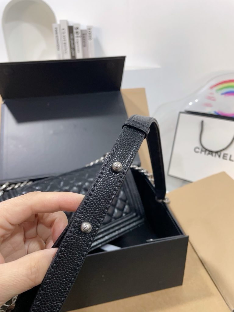图片[5]-全套飞机折叠礼盒🎁家 leboy鱼子酱辣妈包上新 这个太美啦简直‼亚克力五金，真是美呆啦‼独家首发.肩背斜挎款.原版品质.整体效果超级赞.明星同款独特又新颖.原版五金logo.高品质.尺寸大号25cm-newbee