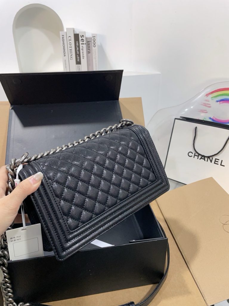 图片[6]-全套飞机折叠礼盒🎁家 leboy鱼子酱辣妈包上新 这个太美啦简直‼亚克力五金，真是美呆啦‼独家首发.肩背斜挎款.原版品质.整体效果超级赞.明星同款独特又新颖.原版五金logo.高品质.尺寸大号25cm-newbee