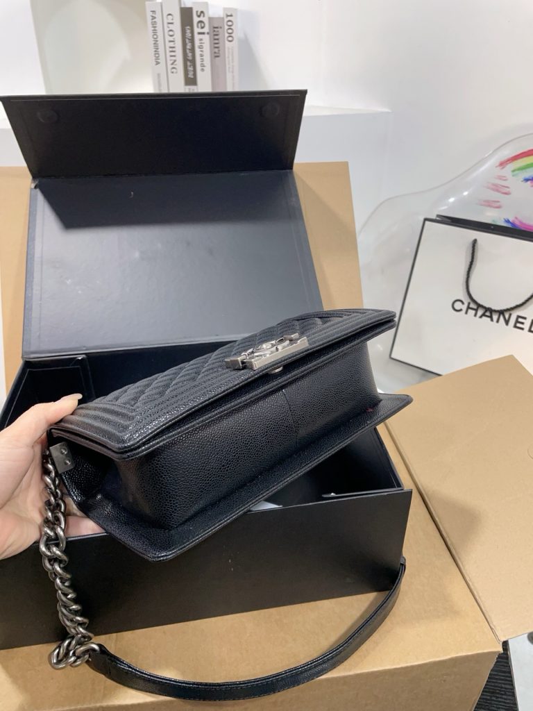图片[7]-全套飞机折叠礼盒🎁家 leboy鱼子酱辣妈包上新 这个太美啦简直‼亚克力五金，真是美呆啦‼独家首发.肩背斜挎款.原版品质.整体效果超级赞.明星同款独特又新颖.原版五金logo.高品质.尺寸大号25cm-newbee