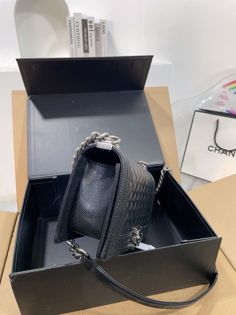 图片[8]-全套飞机折叠礼盒🎁家 leboy鱼子酱辣妈包上新 这个太美啦简直‼亚克力五金，真是美呆啦‼独家首发.肩背斜挎款.原版品质.整体效果超级赞.明星同款独特又新颖.原版五金logo.高品质.尺寸大号25cm-newbee