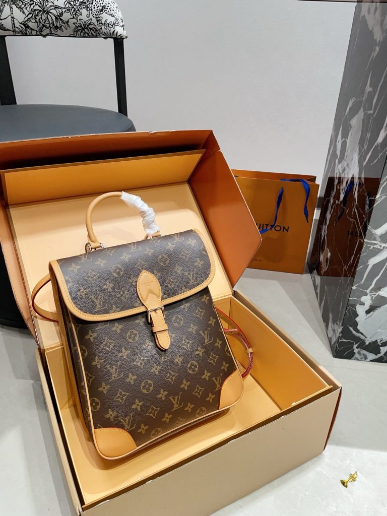 图片[3]-大p305小p295免税店包装配皮动态芯片LV中古Diane ，经典Monogram老花帆布+植鞣革饰边，复古又耐用！翻盖扣合设计，手提肩背都OK，通勤约会都能轻松驾驭✨。容量适中，、品都能装下。植鞣革肩带越用越有复古感，实用又保值，是中古市场的热门款！ 尺寸 大号25 30cm 小号 22 22cm-newbee