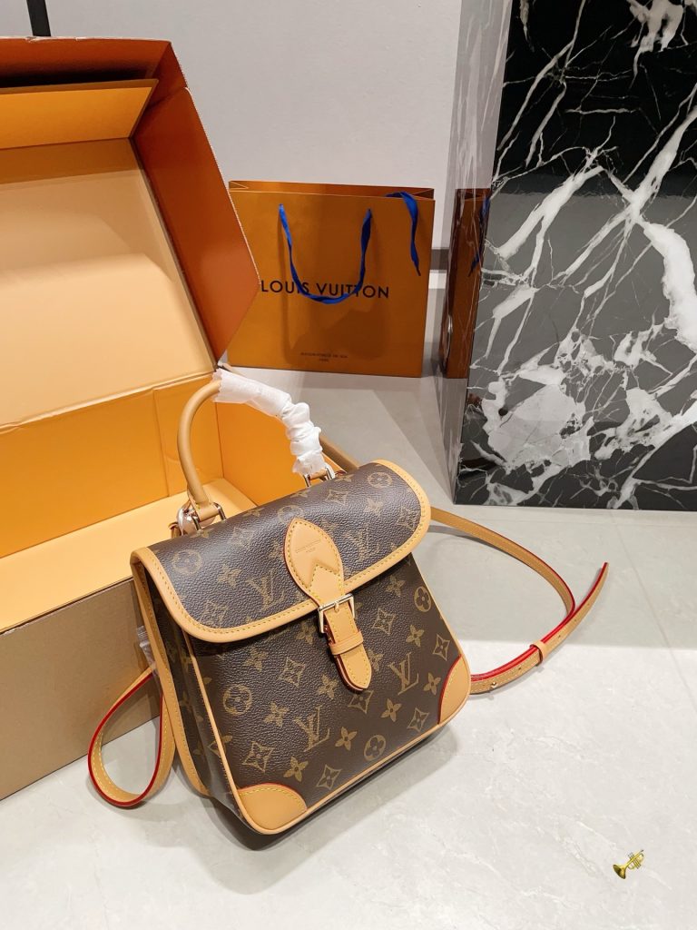 图片[4]-大p305小p295免税店包装配皮动态芯片LV中古Diane ，经典Monogram老花帆布+植鞣革饰边，复古又耐用！翻盖扣合设计，手提肩背都OK，通勤约会都能轻松驾驭✨。容量适中，、品都能装下。植鞣革肩带越用越有复古感，实用又保值，是中古市场的热门款！ 尺寸 大号25 30cm 小号 22 22cm-newbee