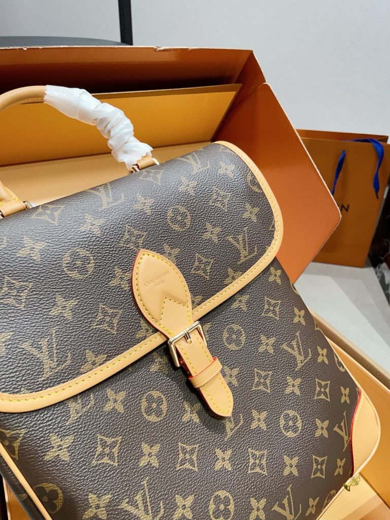 图片[5]-大p305小p295免税店包装配皮动态芯片LV中古Diane ，经典Monogram老花帆布+植鞣革饰边，复古又耐用！翻盖扣合设计，手提肩背都OK，通勤约会都能轻松驾驭✨。容量适中，、品都能装下。植鞣革肩带越用越有复古感，实用又保值，是中古市场的热门款！ 尺寸 大号25 30cm 小号 22 22cm-newbee