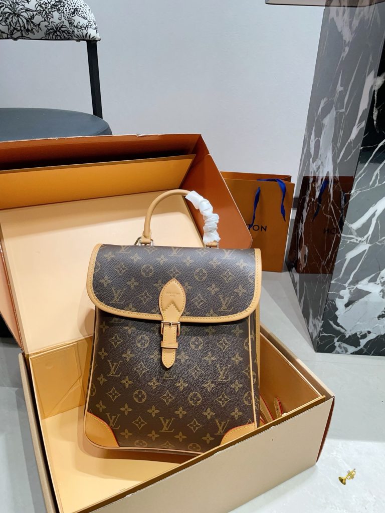图片[7]-大p305小p295免税店包装配皮动态芯片LV中古Diane ，经典Monogram老花帆布+植鞣革饰边，复古又耐用！翻盖扣合设计，手提肩背都OK，通勤约会都能轻松驾驭✨。容量适中，、品都能装下。植鞣革肩带越用越有复古感，实用又保值，是中古市场的热门款！ 尺寸 大号25 30cm 小号 22 22cm-newbee