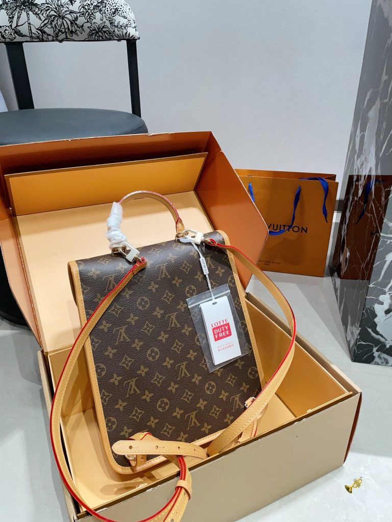 图片[8]-大p305小p295免税店包装配皮动态芯片LV中古Diane ，经典Monogram老花帆布+植鞣革饰边，复古又耐用！翻盖扣合设计，手提肩背都OK，通勤约会都能轻松驾驭✨。容量适中，、品都能装下。植鞣革肩带越用越有复古感，实用又保值，是中古市场的热门款！ 尺寸 大号25 30cm 小号 22 22cm-newbee