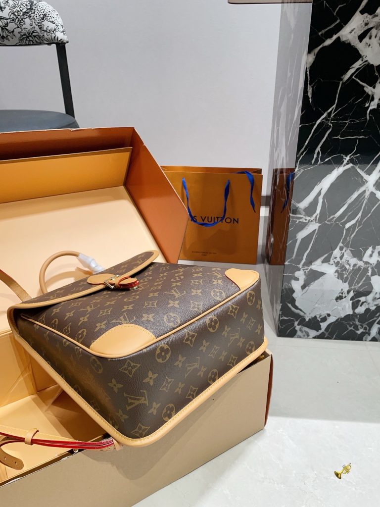图片[9]-大p305小p295免税店包装配皮动态芯片LV中古Diane ，经典Monogram老花帆布+植鞣革饰边，复古又耐用！翻盖扣合设计，手提肩背都OK，通勤约会都能轻松驾驭✨。容量适中，、品都能装下。植鞣革肩带越用越有复古感，实用又保值，是中古市场的热门款！ 尺寸 大号25 30cm 小号 22 22cm-newbee