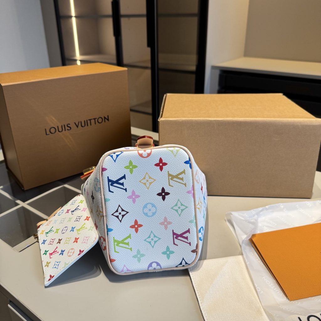 图片[3]-✅顶级版本🔜顶级货🔥全套包装🎁全钢五金👍163动态变码芯片‼️牛皮系列‼️升级版🔥LV爆款村上隆合作系列白三彩All in bb水桶包～配小包～非常实用👍可变形～众多明星追捧的单品哦 原版白彩面料配牛皮🐂顶级原版全钢五金 整包对花裁剪 上身效果超棒！👍原单品质 ～超高回头率！✈️原版飞机盒🎁原版折叠礼盒包装（size：17*19*13小包13*8）-newbee