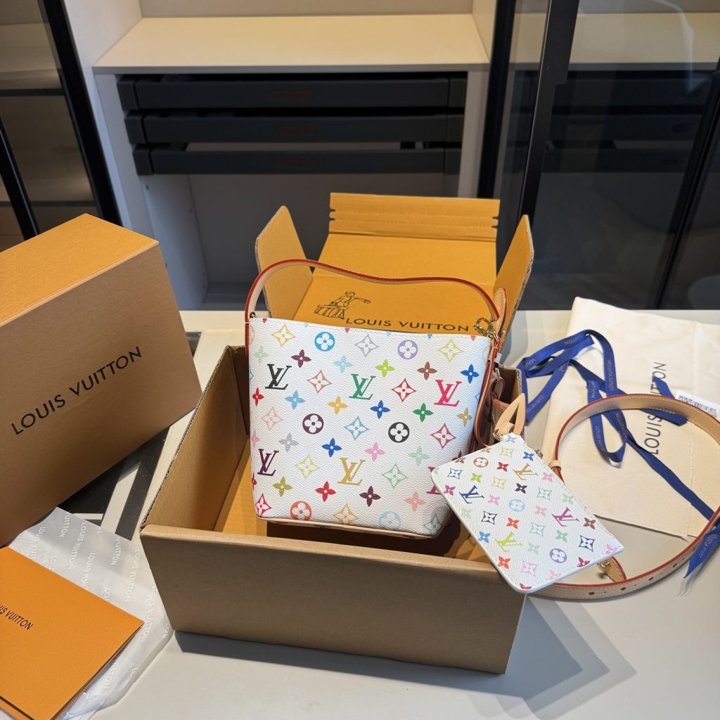 图片[5]-✅顶级版本🔜顶级货🔥全套包装🎁全钢五金👍163动态变码芯片‼️牛皮系列‼️升级版🔥LV爆款村上隆合作系列白三彩All in bb水桶包～配小包～非常实用👍可变形～众多明星追捧的单品哦 原版白彩面料配牛皮🐂顶级原版全钢五金 整包对花裁剪 上身效果超棒！👍原单品质 ～超高回头率！✈️原版飞机盒🎁原版折叠礼盒包装（size：17*19*13小包13*8）-newbee