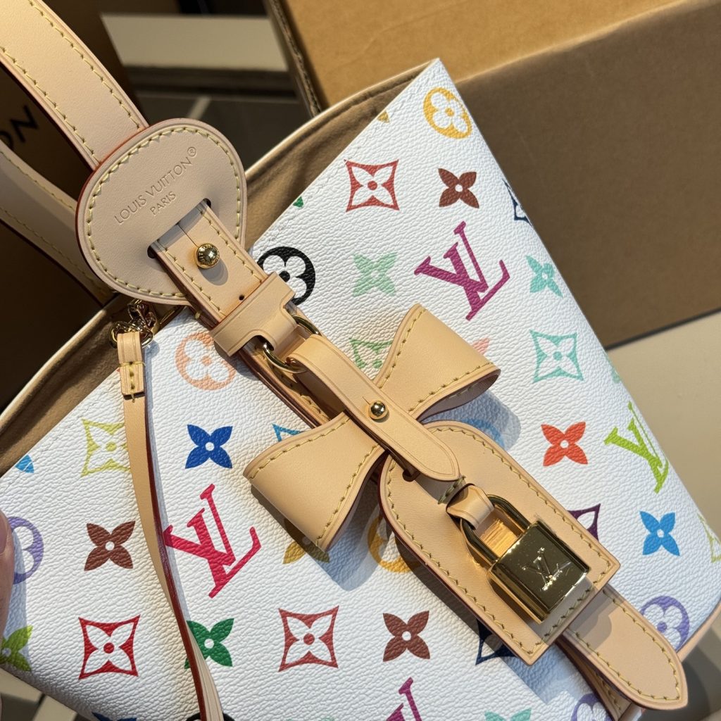 图片[8]-✅顶级版本🔜顶级货🔥全套包装🎁全钢五金👍163动态变码芯片‼️牛皮系列‼️升级版🔥LV爆款村上隆合作系列白三彩All in bb水桶包～配小包～非常实用👍可变形～众多明星追捧的单品哦 原版白彩面料配牛皮🐂顶级原版全钢五金 整包对花裁剪 上身效果超棒！👍原单品质 ～超高回头率！✈️原版飞机盒🎁原版折叠礼盒包装（size：17*19*13小包13*8）-newbee