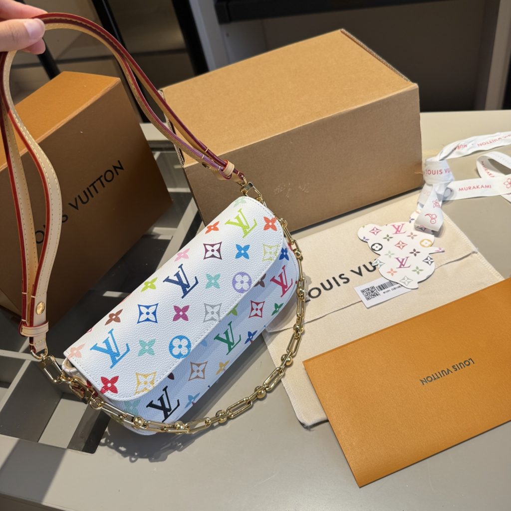图片[3]-✅顶级版本🔜顶级货🔥全套包装🎁村上隆白三彩系列‼️163动态变码芯片‼️牛皮系列‼️升级版🔥全钢五金‼️LV爆款ivy woc麻将包～配链条和皮带～非常实用👍众多明星追捧的单品哦 原版白彩面料配牛皮🐂顶级原版全钢五金 整包对花裁剪 上身效果超棒！👍原单品质 ～超高回头率！✈️原版飞机盒🎁原版折叠礼盒包装（size：22*12*5）-newbee