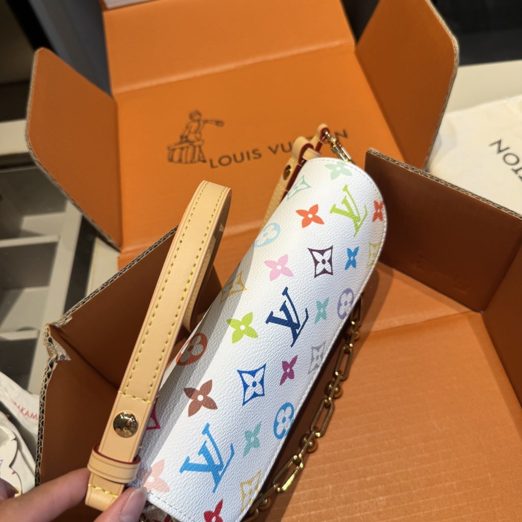 图片[6]-✅顶级版本🔜顶级货🔥全套包装🎁村上隆白三彩系列‼️163动态变码芯片‼️牛皮系列‼️升级版🔥全钢五金‼️LV爆款ivy woc麻将包～配链条和皮带～非常实用👍众多明星追捧的单品哦 原版白彩面料配牛皮🐂顶级原版全钢五金 整包对花裁剪 上身效果超棒！👍原单品质 ～超高回头率！✈️原版飞机盒🎁原版折叠礼盒包装（size：22*12*5）-newbee