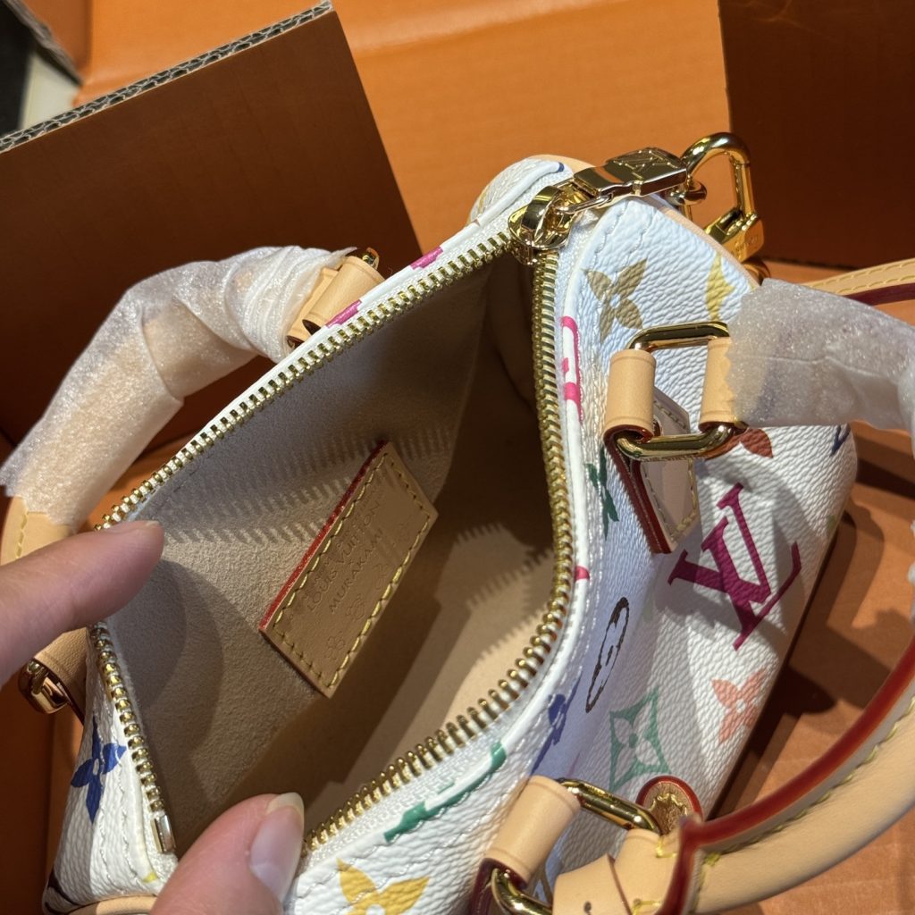图片[2]-✅顶级版本🔜顶级货🔥全套包装🎁全钢五金👍163动态变码芯片‼️变色牛皮系列‼️升级版🔥LV爆款村上隆系列白三彩nano speedy迷你枕头包～配长肩带～非常实用👍众多明星追捧的单品哦 原版白彩面料配变色牛皮🐂顶级原版全钢五金 整包对花裁剪 上身效果超棒！👍原单品质 ～超高回头率！✈️原版飞机盒🎁原版折叠礼盒包装（size：16*10*8）-newbee