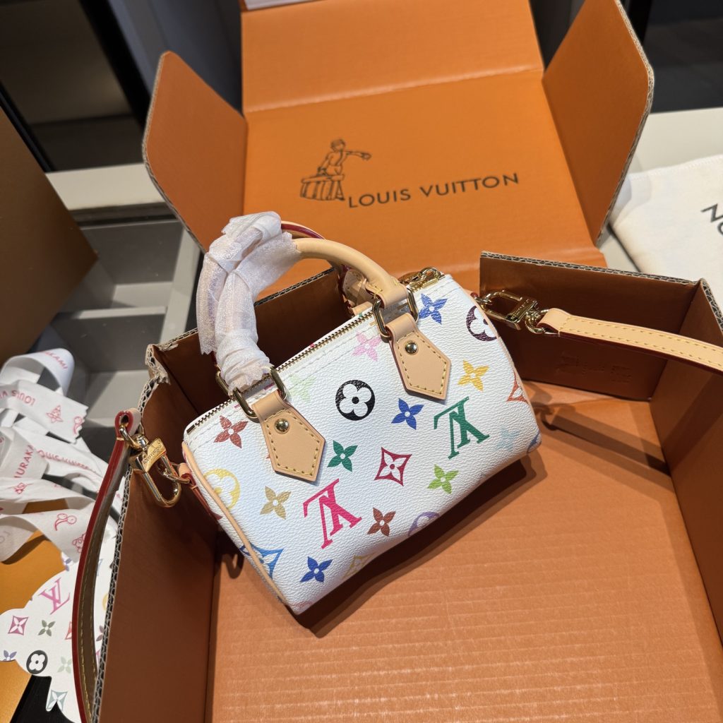 图片[7]-✅顶级版本🔜顶级货🔥全套包装🎁全钢五金👍163动态变码芯片‼️变色牛皮系列‼️升级版🔥LV爆款村上隆系列白三彩nano speedy迷你枕头包～配长肩带～非常实用👍众多明星追捧的单品哦 原版白彩面料配变色牛皮🐂顶级原版全钢五金 整包对花裁剪 上身效果超棒！👍原单品质 ～超高回头率！✈️原版飞机盒🎁原版折叠礼盒包装（size：16*10*8）-newbee