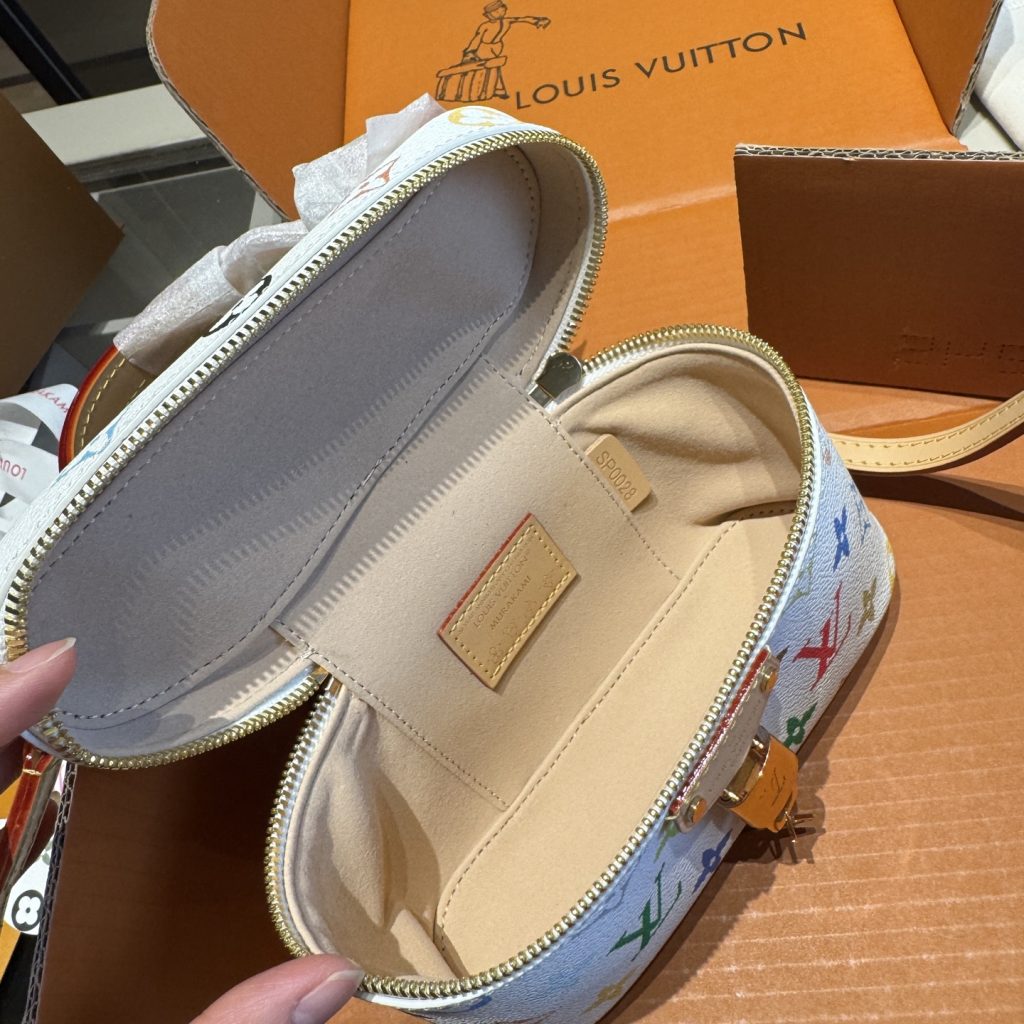 图片[2]-✅顶级版本🔜顶级货‼️全套包装📦163动态变码芯片‼️牛皮系列‼️升级版全钢五金🔥村上隆白三彩系列‼️LV新款Vanity化妆包👍小箱子！可手提可肩背！网红爆款！众多明星追捧的单品哦 👍原版白彩面料配头层牛皮🐂顶级全钢五金 上身效果超棒！原版飞机盒✈️原版折叠礼盒包装🎁（size：19*12*6）-newbee