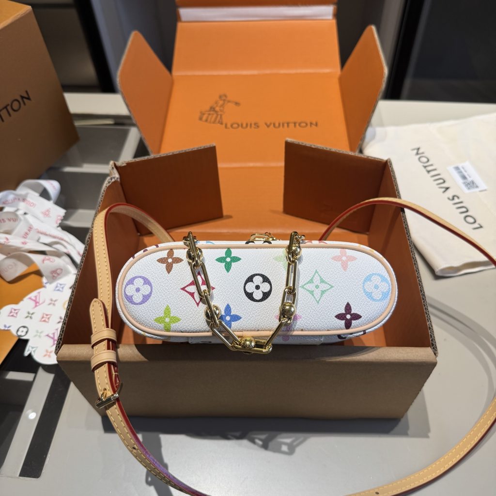 图片[9]-✅顶级版本🔜顶级货‼️全套包装📦163动态变码芯片‼️牛皮系列‼️升级版全钢五金🔥村上隆白三彩系列‼️LV新款Vanity化妆包👍小箱子！可手提可肩背！网红爆款！众多明星追捧的单品哦 👍原版白彩面料配头层牛皮🐂顶级全钢五金 上身效果超棒！原版飞机盒✈️原版折叠礼盒包装🎁（size：19*12*6）-newbee