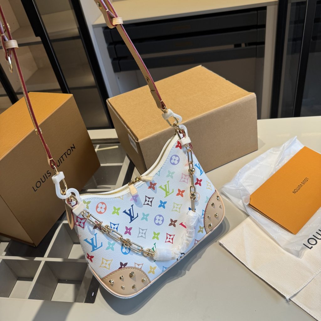 图片[3]-✅顶级版本🔜顶级货🔥全套包装🎁163变码芯片‼️牛皮系列‼️升级版🔥全钢五金‼️村上隆白三彩系列‼️LV爆款牛角包～配链条和皮带～非常实用👍众多明星追捧的单品哦 原版白彩面料配头层牛皮🐂顶级原版全钢五金 整包对花裁剪 上身效果超棒！👍原单品质 ～超高回头率！✈️原版飞机盒🎁原版折叠礼盒包装（size：27*19*10）-newbee