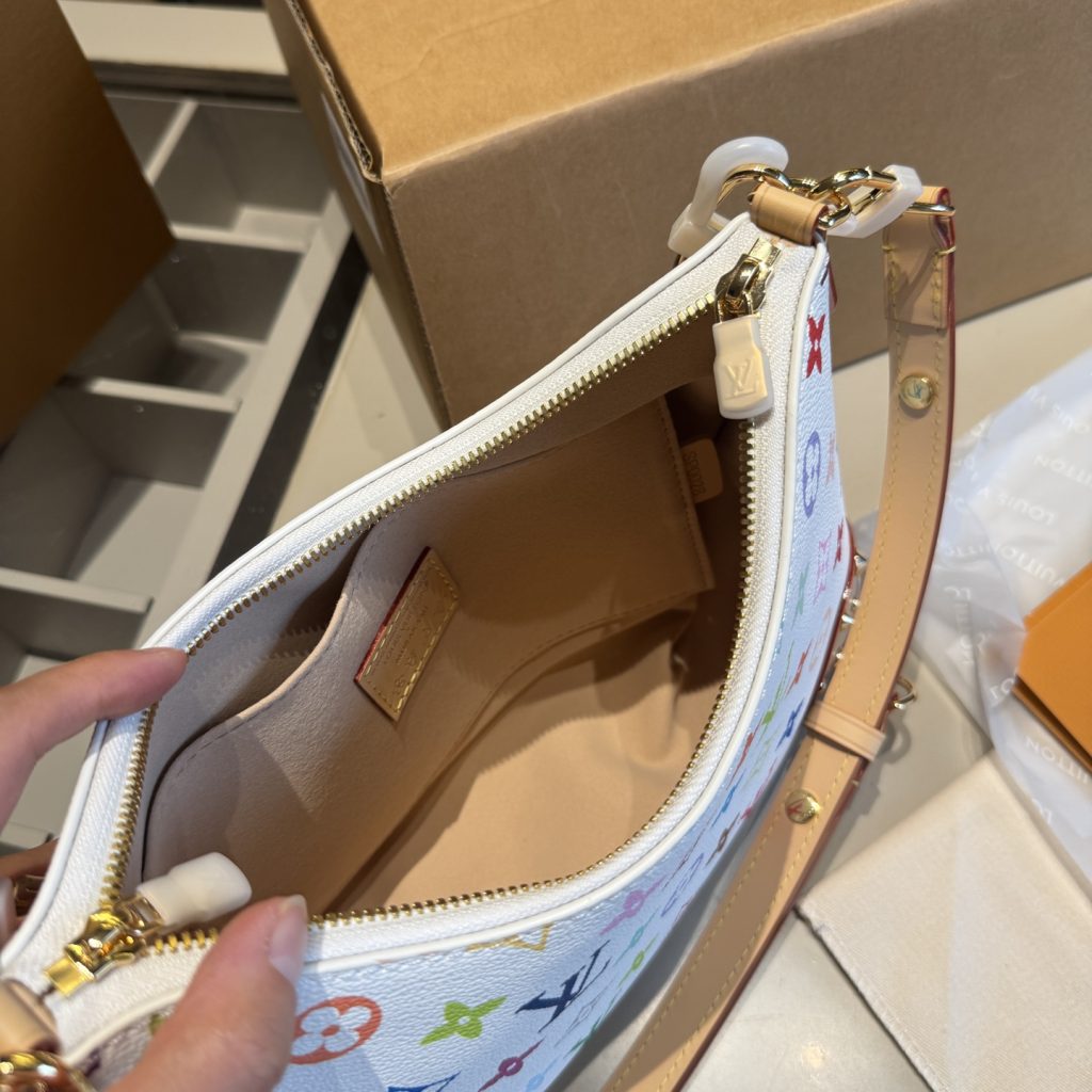 图片[9]-✅顶级版本🔜顶级货🔥全套包装🎁163变码芯片‼️牛皮系列‼️升级版🔥全钢五金‼️村上隆白三彩系列‼️LV爆款牛角包～配链条和皮带～非常实用👍众多明星追捧的单品哦 原版白彩面料配头层牛皮🐂顶级原版全钢五金 整包对花裁剪 上身效果超棒！👍原单品质 ～超高回头率！✈️原版飞机盒🎁原版折叠礼盒包装（size：27*19*10）-newbee