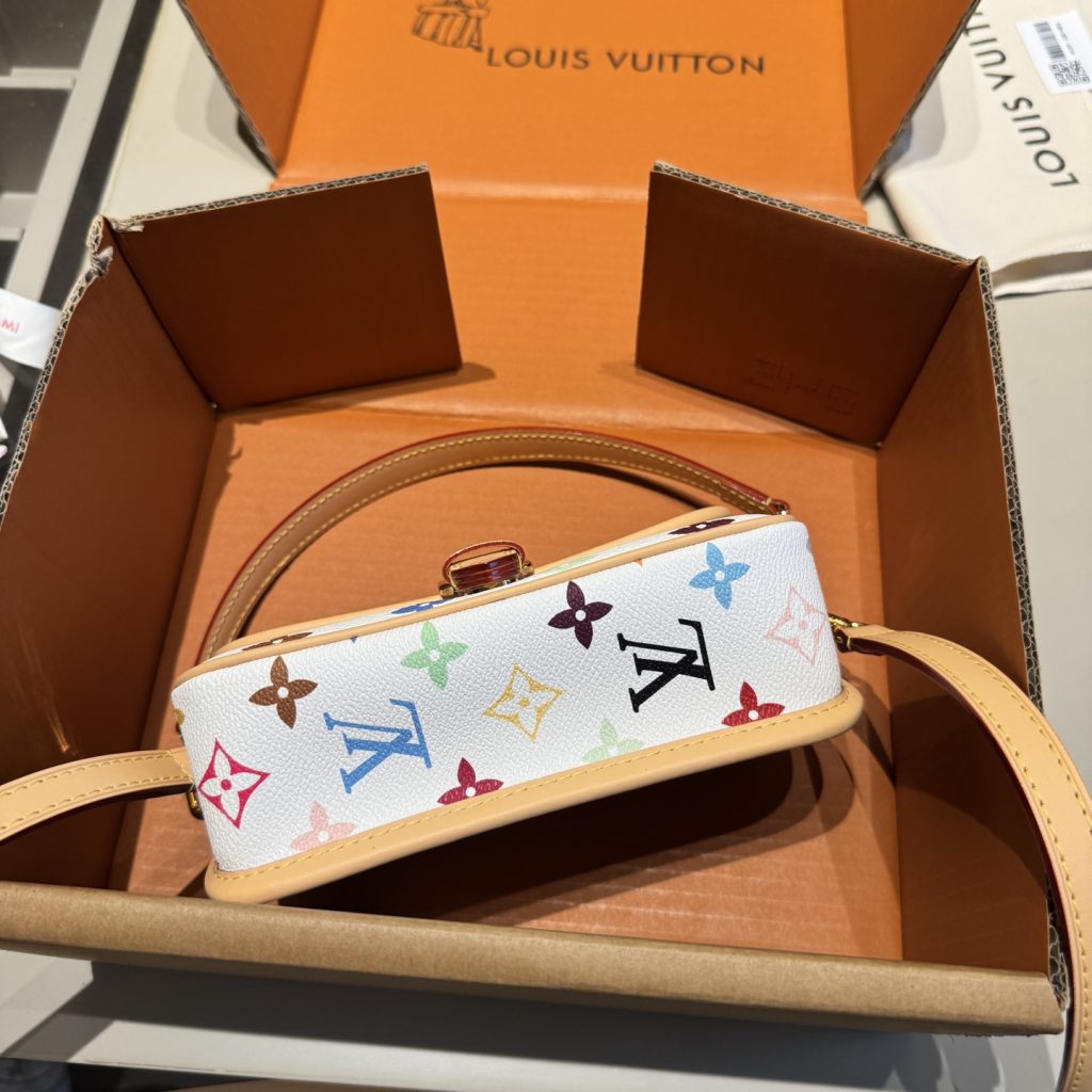 图片[8]-✅顶级版本🔜顶级货🔥全套包装🎁全钢五金163动态变码芯片‼️变色皮系列‼️升级版🔥LV新款村上隆白三彩系列‼️迷你 Diane法棍包～护士包！配长短两条肩带～非常实用👍众多明星追捧的单品哦 原版老花面料配变色牛皮🐂顶级原版全钢五金 整包对花裁剪 上身效果超棒！原单品质 ～超高回头率！✈️原版飞机盒🎁原版折叠礼盒包装（size：迷你19*12*7）-newbee
