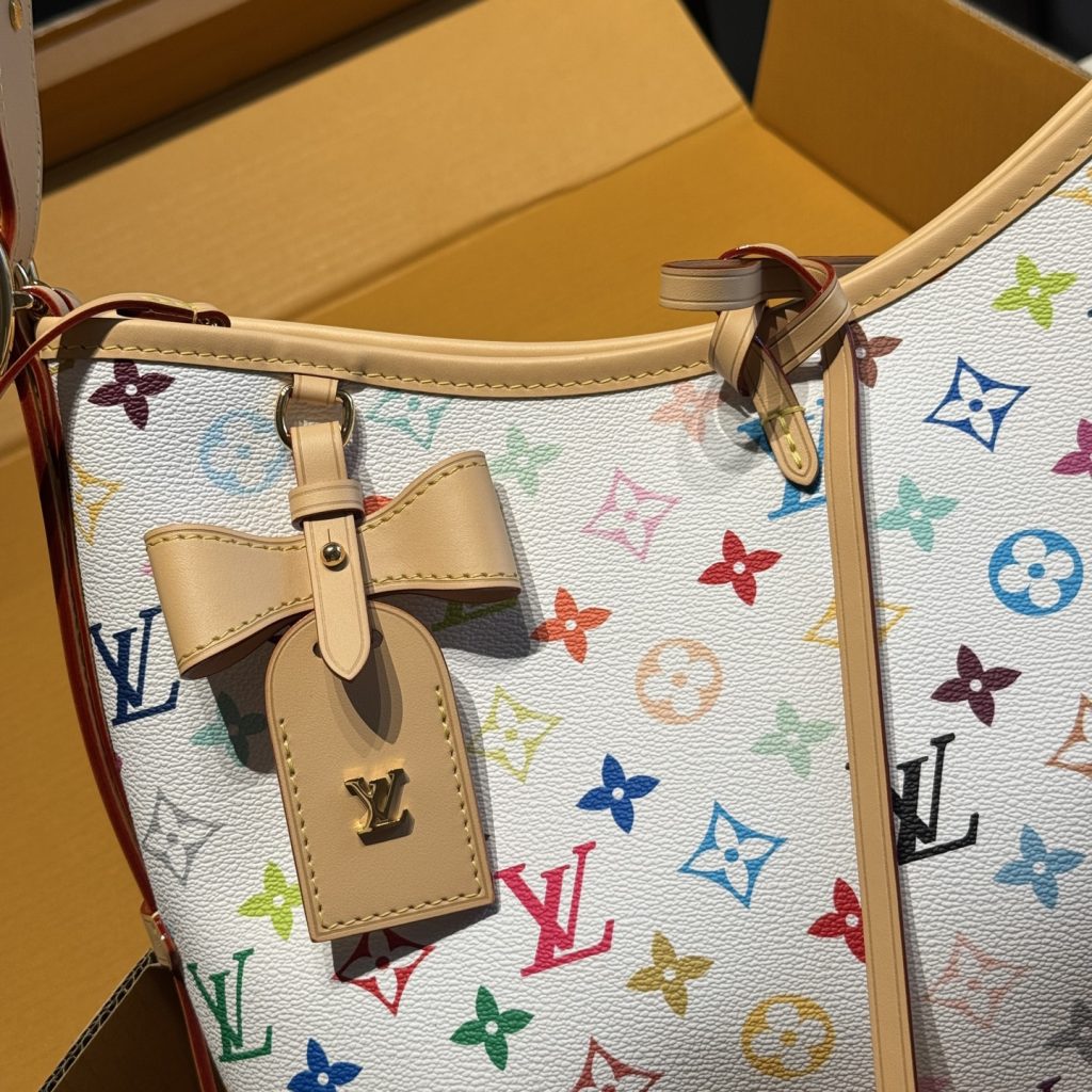 图片[5]-✅顶级版本🔜顶级货🔥全套包装🎁163变码芯片‼️牛皮系列‼️升级版🔥全钢五金‼️村上隆白三彩系列‼️LV爆款carryall托特包～配小包～非常实用👍众多明星追捧的单品哦 原版白彩面料配头层牛皮🐂顶级原版五金 整包对花裁剪 上身效果超棒！👍原单品质 ～超高回头率！✈️原版飞机盒🎁原版折叠礼盒包装（size：29cm）-newbee