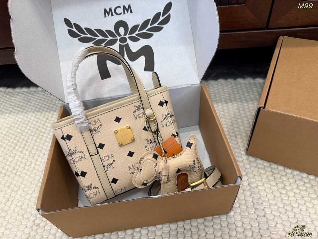 图片[2]-飞机盒✈️  size：1614cm1919cm  MCM 菜篮子 越看越可爱 经典配色 容量日常出门没毛病 钥匙 都能轻松放下 颠覆我对的概念 爱了爱了 可斜挎可手拎 斜挎也很贴合盛 百搭小能手说的就是这个小可爱~-newbee