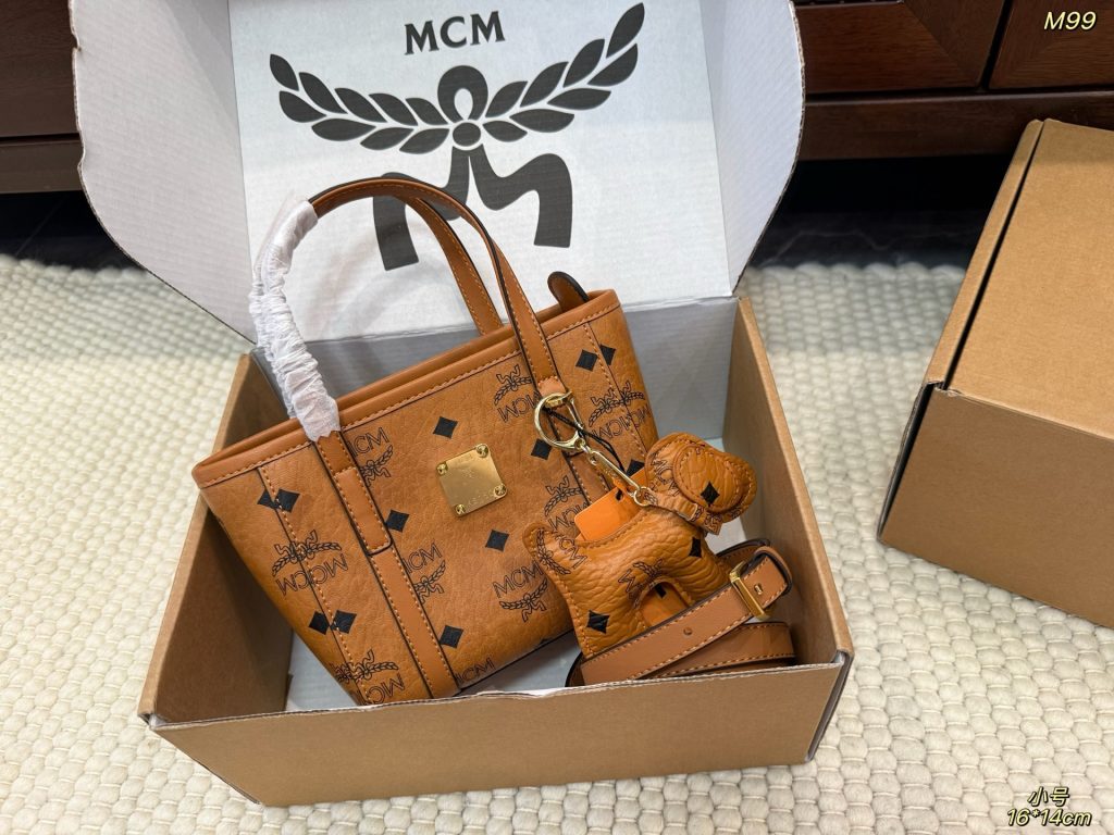 图片[5]-飞机盒✈️  size：1614cm1919cm  MCM 菜篮子 越看越可爱 经典配色 容量日常出门没毛病 钥匙 都能轻松放下 颠覆我对的概念 爱了爱了 可斜挎可手拎 斜挎也很贴合盛 百搭小能手说的就是这个小可爱~-newbee