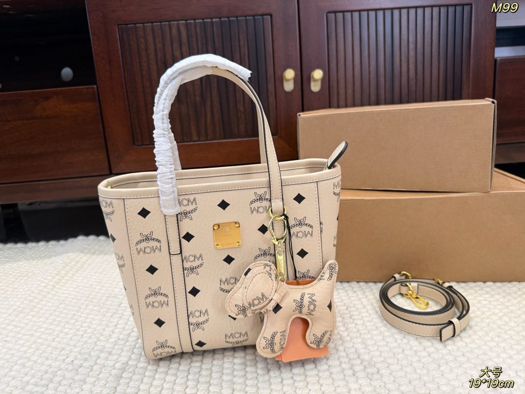图片[6]-飞机盒✈️  size：1614cm1919cm  MCM 菜篮子 越看越可爱 经典配色 容量日常出门没毛病 钥匙 都能轻松放下 颠覆我对的概念 爱了爱了 可斜挎可手拎 斜挎也很贴合盛 百搭小能手说的就是这个小可爱~-newbee