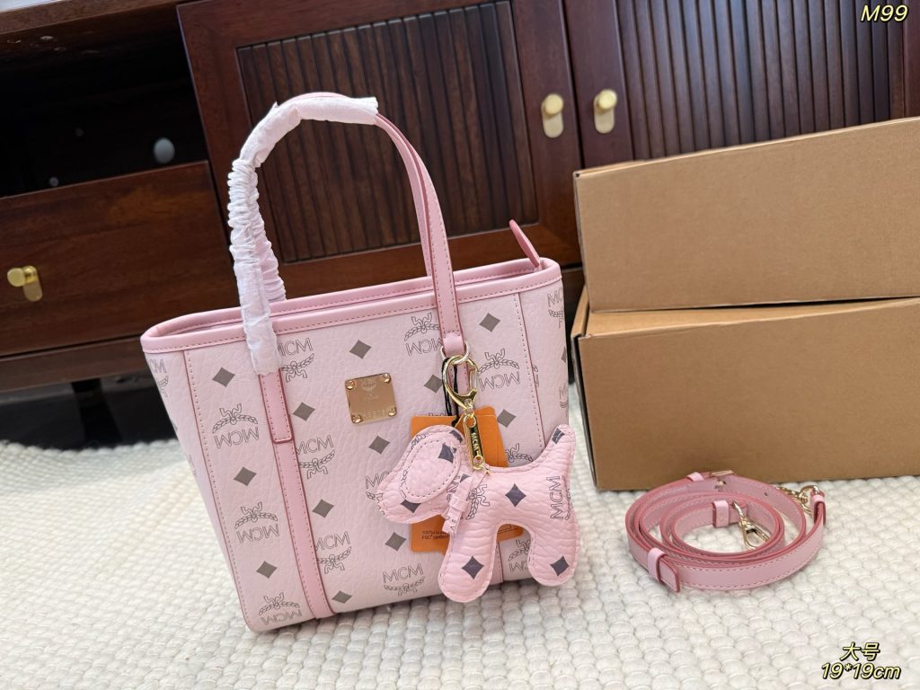 图片[7]-飞机盒✈️  size：1614cm1919cm  MCM 菜篮子 越看越可爱 经典配色 容量日常出门没毛病 钥匙 都能轻松放下 颠覆我对的概念 爱了爱了 可斜挎可手拎 斜挎也很贴合盛 百搭小能手说的就是这个小可爱~-newbee