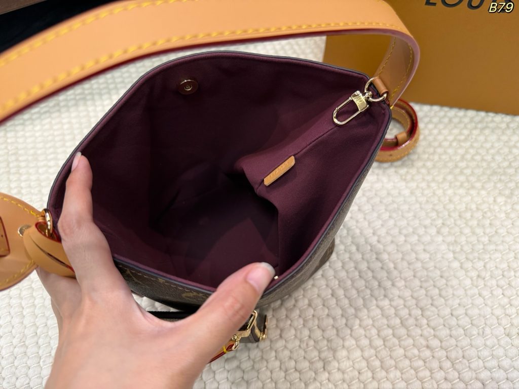 图片[2]-size：17*18cm LV 水桶包 All In BB 手袋为Monogram搭配亮泽金属件，以标志性挂锁和名牌彰显经典格调。可调节肩带延续品牌制箱传承，皮革肩带增添斜挎和肩背选择。可折叠设计实现廓形的自如收放，充裕空间成就日常佳选 酒壶包-newbee