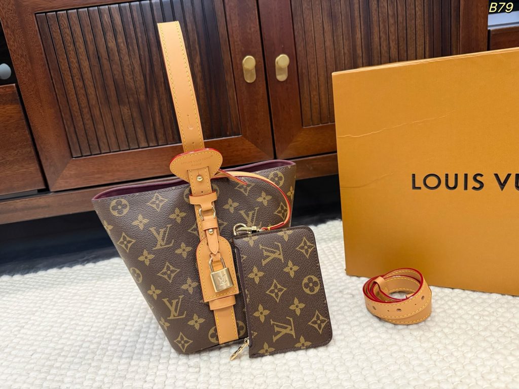 size：17*18cm LV 水桶包 All In BB 手袋为Monogram搭配亮泽金属件，以标志性挂锁和名牌彰显经典格调。可调节肩带延续品牌制箱传承，皮革肩带增添斜挎和肩背选择。可折叠设计实现廓形的自如收放，充裕空间成就日常佳选 酒壶包-newbee
