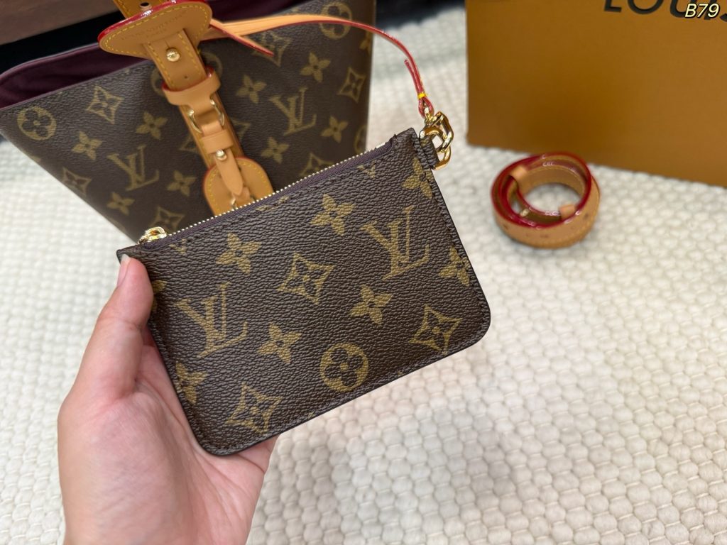 图片[3]-size：17*18cm LV 水桶包 All In BB 手袋为Monogram搭配亮泽金属件，以标志性挂锁和名牌彰显经典格调。可调节肩带延续品牌制箱传承，皮革肩带增添斜挎和肩背选择。可折叠设计实现廓形的自如收放，充裕空间成就日常佳选 酒壶包-newbee