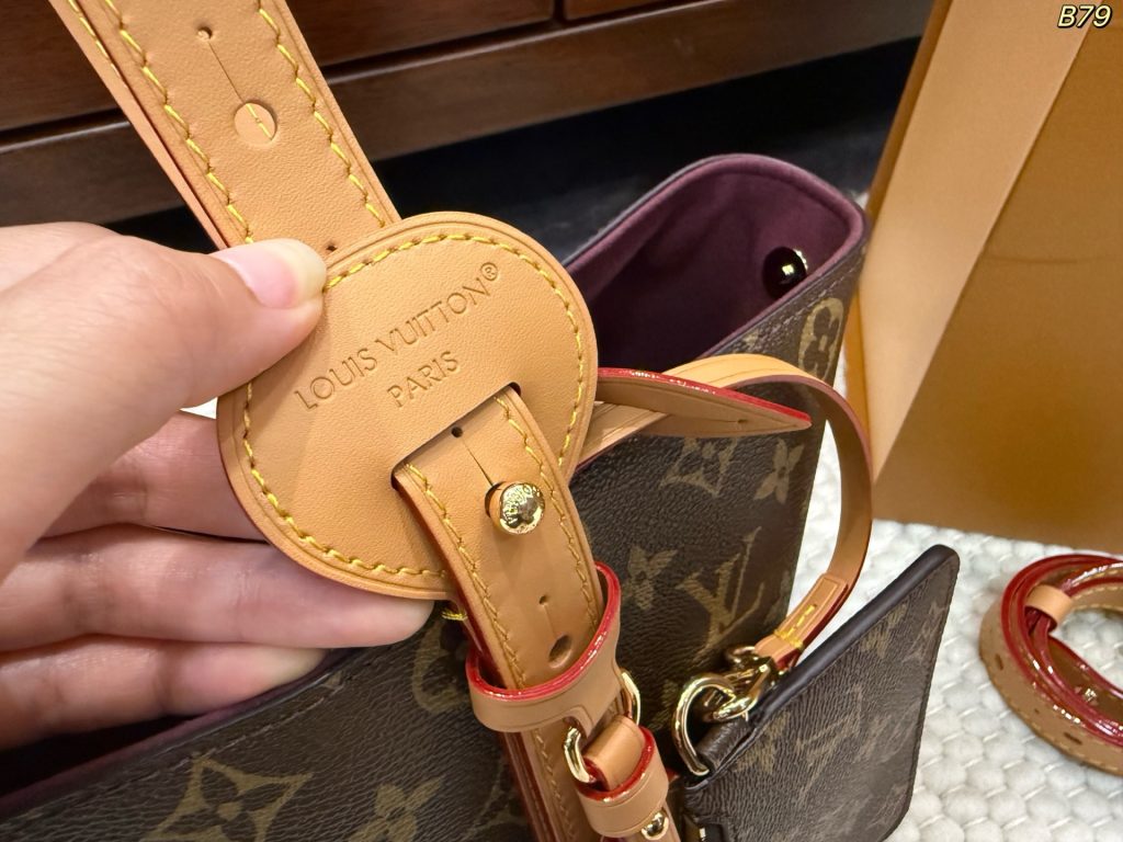 图片[4]-size：17*18cm LV 水桶包 All In BB 手袋为Monogram搭配亮泽金属件，以标志性挂锁和名牌彰显经典格调。可调节肩带延续品牌制箱传承，皮革肩带增添斜挎和肩背选择。可折叠设计实现廓形的自如收放，充裕空间成就日常佳选 酒壶包-newbee