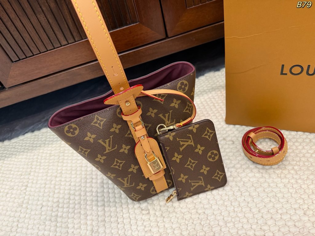 图片[5]-size：17*18cm LV 水桶包 All In BB 手袋为Monogram搭配亮泽金属件，以标志性挂锁和名牌彰显经典格调。可调节肩带延续品牌制箱传承，皮革肩带增添斜挎和肩背选择。可折叠设计实现廓形的自如收放，充裕空间成就日常佳选 酒壶包-newbee