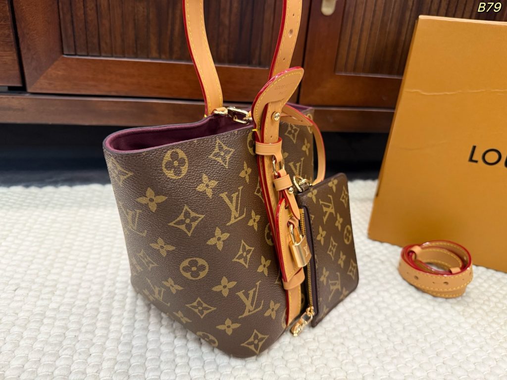 图片[6]-size：17*18cm LV 水桶包 All In BB 手袋为Monogram搭配亮泽金属件，以标志性挂锁和名牌彰显经典格调。可调节肩带延续品牌制箱传承，皮革肩带增添斜挎和肩背选择。可折叠设计实现廓形的自如收放，充裕空间成就日常佳选 酒壶包-newbee