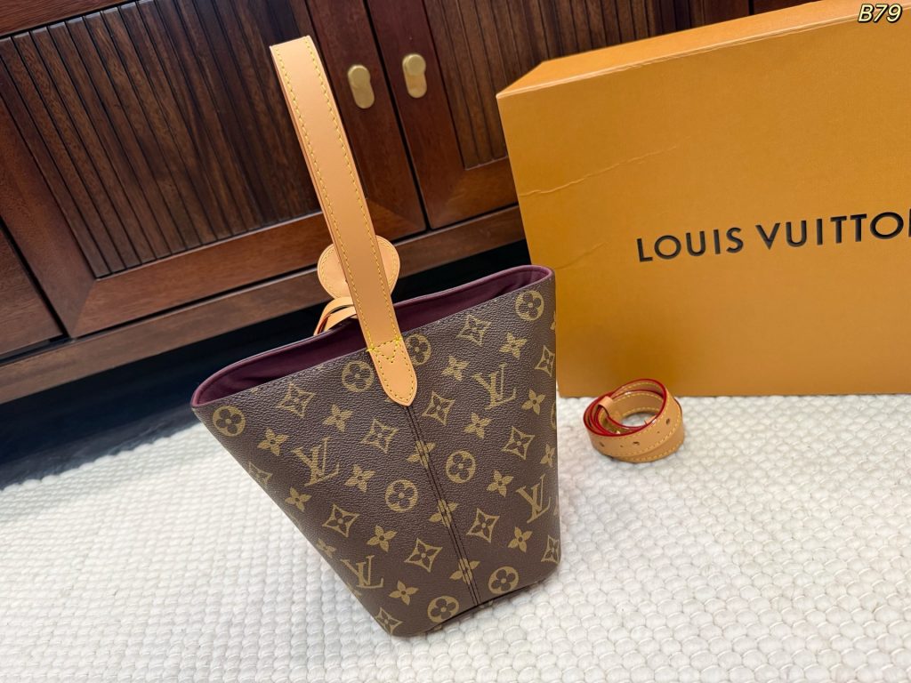 图片[7]-size：17*18cm LV 水桶包 All In BB 手袋为Monogram搭配亮泽金属件，以标志性挂锁和名牌彰显经典格调。可调节肩带延续品牌制箱传承，皮革肩带增添斜挎和肩背选择。可折叠设计实现廓形的自如收放，充裕空间成就日常佳选 酒壶包-newbee