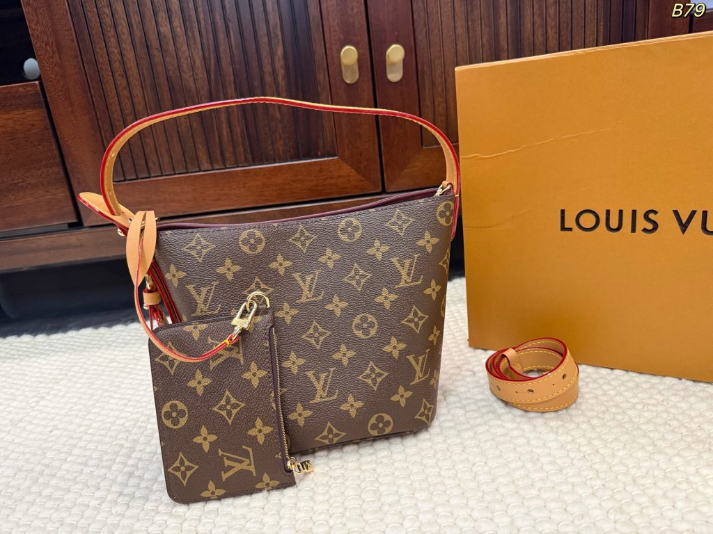 图片[8]-size：17*18cm LV 水桶包 All In BB 手袋为Monogram搭配亮泽金属件，以标志性挂锁和名牌彰显经典格调。可调节肩带延续品牌制箱传承，皮革肩带增添斜挎和肩背选择。可折叠设计实现廓形的自如收放，充裕空间成就日常佳选 酒壶包-newbee