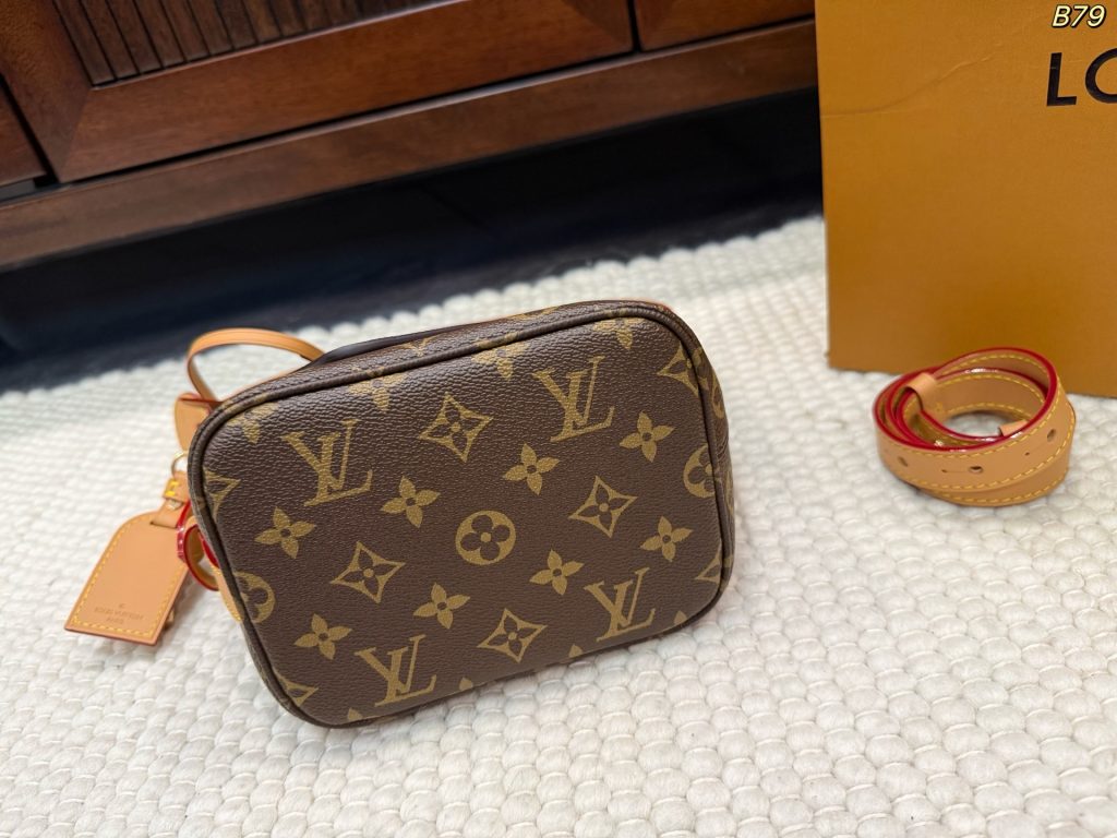图片[9]-size：17*18cm LV 水桶包 All In BB 手袋为Monogram搭配亮泽金属件，以标志性挂锁和名牌彰显经典格调。可调节肩带延续品牌制箱传承，皮革肩带增添斜挎和肩背选择。可折叠设计实现廓形的自如收放，充裕空间成就日常佳选 酒壶包-newbee