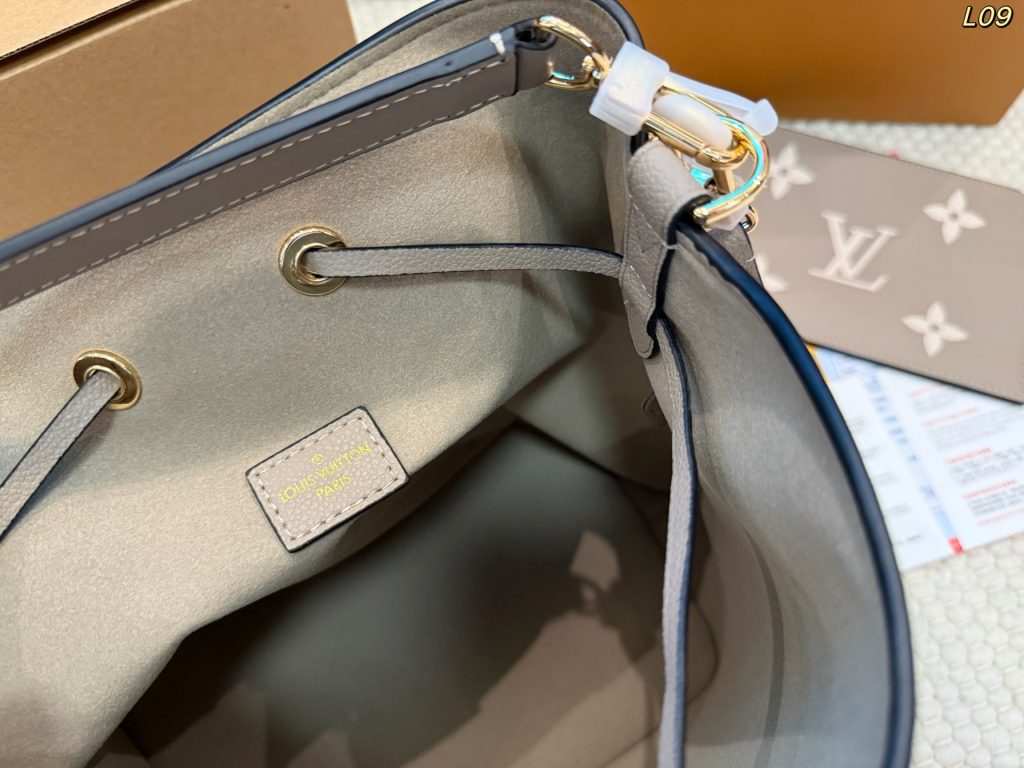 图片[2]-LV NÉONOÉ BB 水桶包 折叠盒🎁➕飞机盒✈️ size：25*25cm LV 香槟桶 款时尚桶包的设计✈原型来自一款风格优雅但质感结实的包袋🇫🇯于1932年为一位富有的葡萄酒庄园主专门定制，用以运输香槟酒瓶🍎利落的外观设计极富现代感的时尚元素，爱你爱不释手的一款水桶包,真心一分钱，一分货，欢迎对比一切细节-newbee
