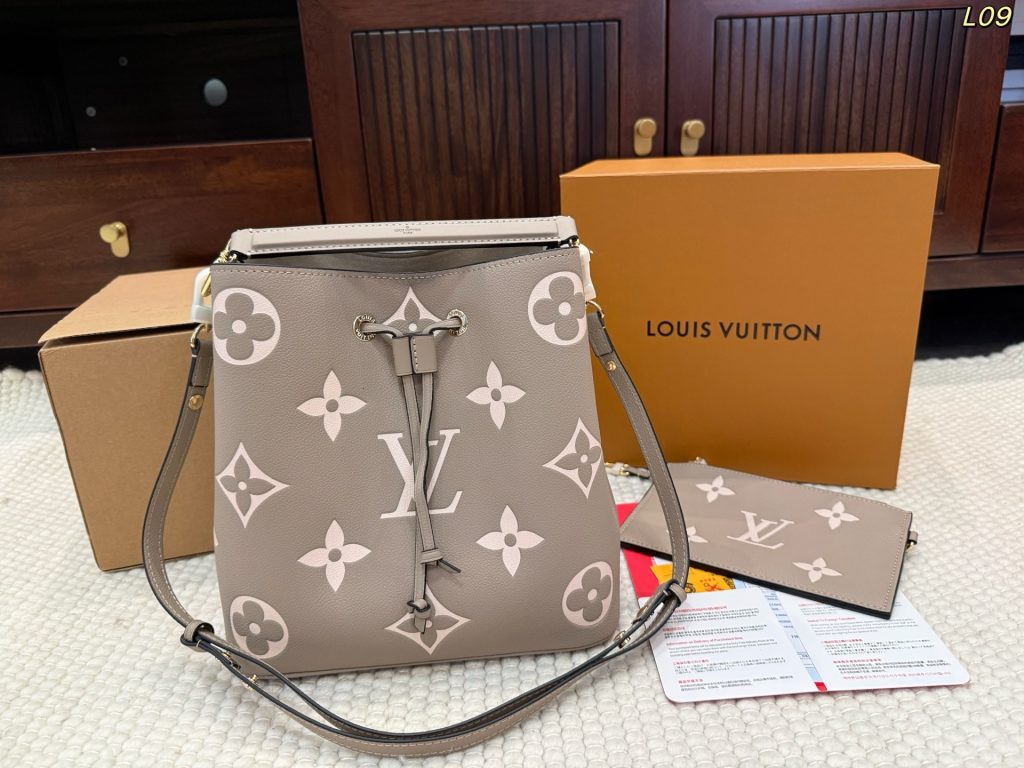 LV NÉONOÉ BB 水桶包 折叠盒🎁➕飞机盒✈️ size：25*25cm LV 香槟桶 款时尚桶包的设计✈原型来自一款风格优雅但质感结实的包袋🇫🇯于1932年为一位富有的葡萄酒庄园主专门定制，用以运输香槟酒瓶🍎利落的外观设计极富现代感的时尚元素，爱你爱不释手的一款水桶包,真心一分钱，一分货，欢迎对比一切细节-newbee