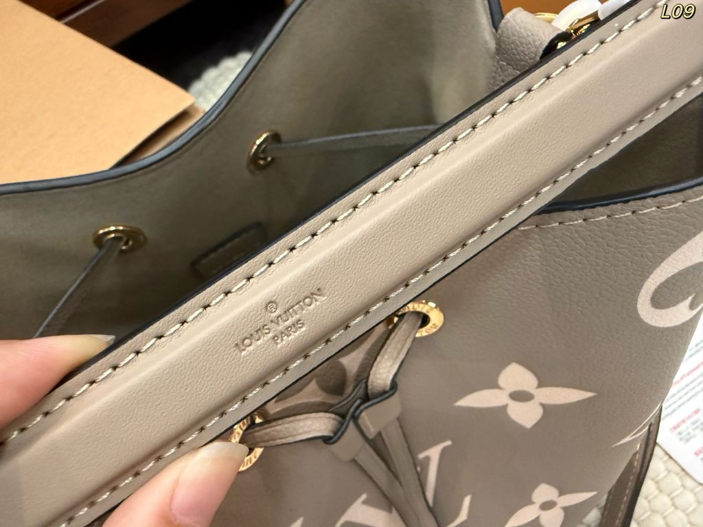 图片[3]-LV NÉONOÉ BB 水桶包 折叠盒🎁➕飞机盒✈️ size：25*25cm LV 香槟桶 款时尚桶包的设计✈原型来自一款风格优雅但质感结实的包袋🇫🇯于1932年为一位富有的葡萄酒庄园主专门定制，用以运输香槟酒瓶🍎利落的外观设计极富现代感的时尚元素，爱你爱不释手的一款水桶包,真心一分钱，一分货，欢迎对比一切细节-newbee