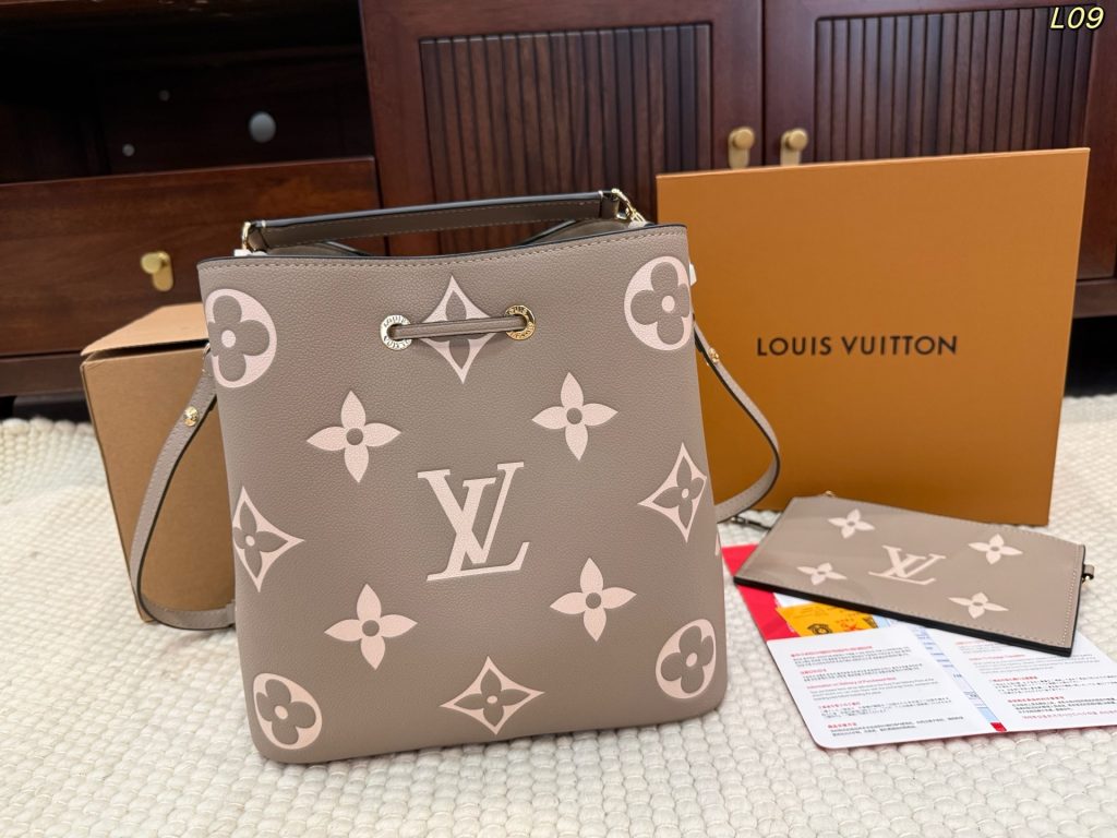 图片[4]-LV NÉONOÉ BB 水桶包 折叠盒🎁➕飞机盒✈️ size：25*25cm LV 香槟桶 款时尚桶包的设计✈原型来自一款风格优雅但质感结实的包袋🇫🇯于1932年为一位富有的葡萄酒庄园主专门定制，用以运输香槟酒瓶🍎利落的外观设计极富现代感的时尚元素，爱你爱不释手的一款水桶包,真心一分钱，一分货，欢迎对比一切细节-newbee
