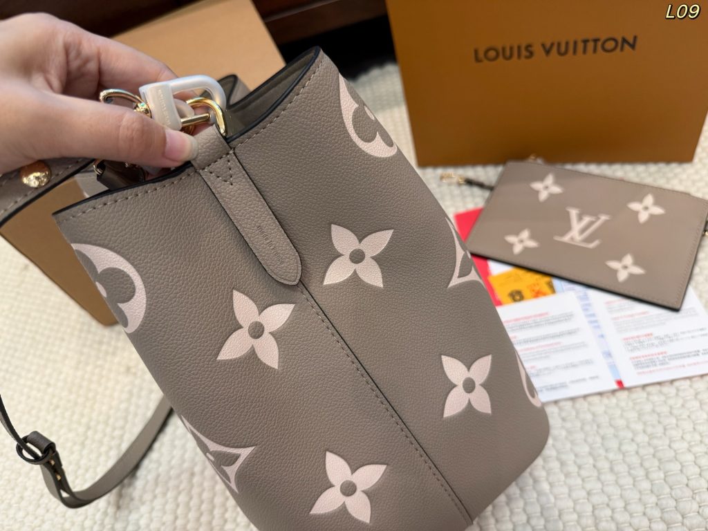 图片[5]-LV NÉONOÉ BB 水桶包 折叠盒🎁➕飞机盒✈️ size：25*25cm LV 香槟桶 款时尚桶包的设计✈原型来自一款风格优雅但质感结实的包袋🇫🇯于1932年为一位富有的葡萄酒庄园主专门定制，用以运输香槟酒瓶🍎利落的外观设计极富现代感的时尚元素，爱你爱不释手的一款水桶包,真心一分钱，一分货，欢迎对比一切细节-newbee