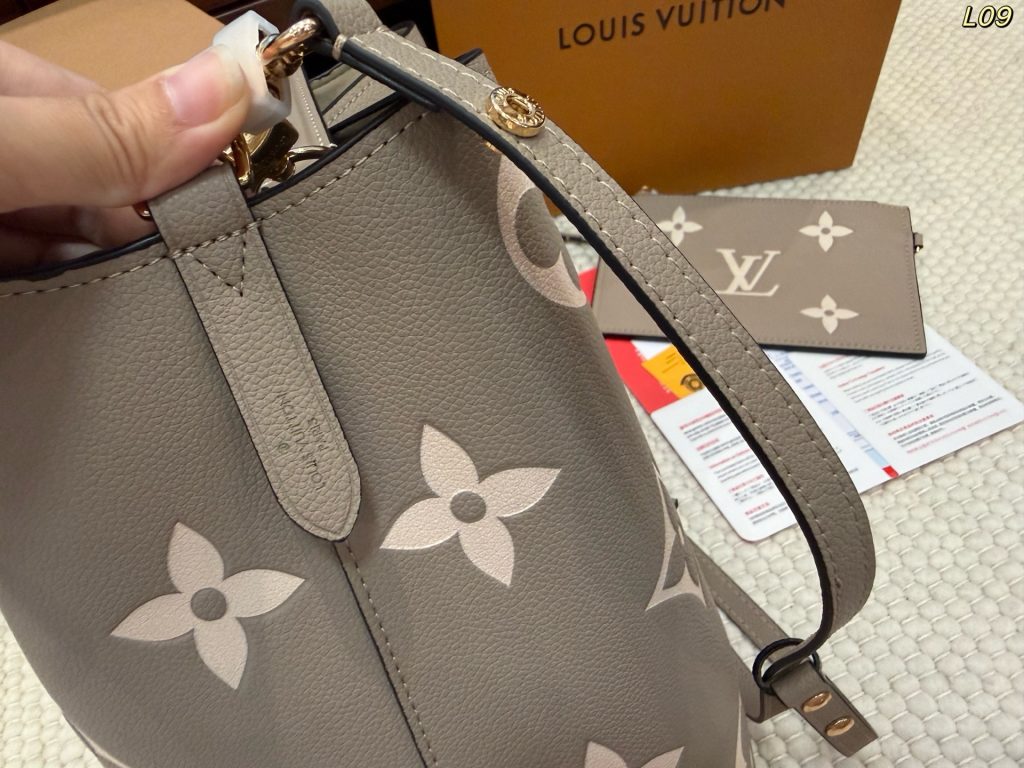 图片[6]-LV NÉONOÉ BB 水桶包 折叠盒🎁➕飞机盒✈️ size：25*25cm LV 香槟桶 款时尚桶包的设计✈原型来自一款风格优雅但质感结实的包袋🇫🇯于1932年为一位富有的葡萄酒庄园主专门定制，用以运输香槟酒瓶🍎利落的外观设计极富现代感的时尚元素，爱你爱不释手的一款水桶包,真心一分钱，一分货，欢迎对比一切细节-newbee