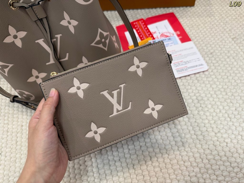 图片[7]-LV NÉONOÉ BB 水桶包 折叠盒🎁➕飞机盒✈️ size：25*25cm LV 香槟桶 款时尚桶包的设计✈原型来自一款风格优雅但质感结实的包袋🇫🇯于1932年为一位富有的葡萄酒庄园主专门定制，用以运输香槟酒瓶🍎利落的外观设计极富现代感的时尚元素，爱你爱不释手的一款水桶包,真心一分钱，一分货，欢迎对比一切细节-newbee