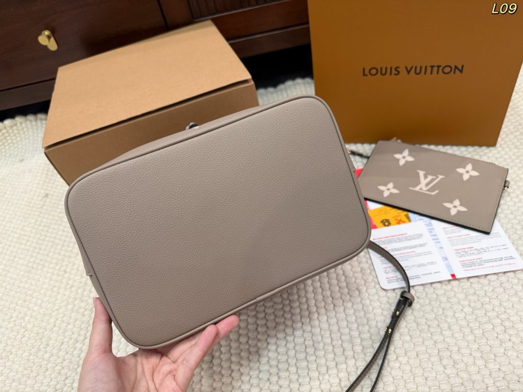 图片[8]-LV NÉONOÉ BB 水桶包 折叠盒🎁➕飞机盒✈️ size：25*25cm LV 香槟桶 款时尚桶包的设计✈原型来自一款风格优雅但质感结实的包袋🇫🇯于1932年为一位富有的葡萄酒庄园主专门定制，用以运输香槟酒瓶🍎利落的外观设计极富现代感的时尚元素，爱你爱不释手的一款水桶包,真心一分钱，一分货，欢迎对比一切细节-newbee