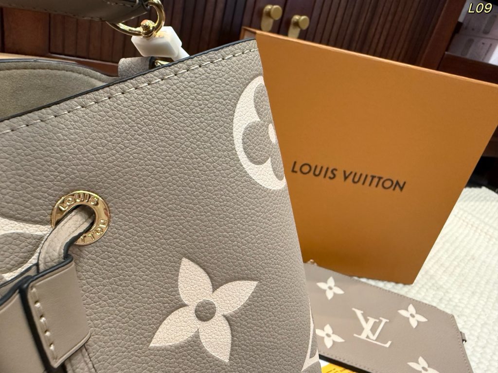 图片[9]-LV NÉONOÉ BB 水桶包 折叠盒🎁➕飞机盒✈️ size：25*25cm LV 香槟桶 款时尚桶包的设计✈原型来自一款风格优雅但质感结实的包袋🇫🇯于1932年为一位富有的葡萄酒庄园主专门定制，用以运输香槟酒瓶🍎利落的外观设计极富现代感的时尚元素，爱你爱不释手的一款水桶包,真心一分钱，一分货，欢迎对比一切细节-newbee